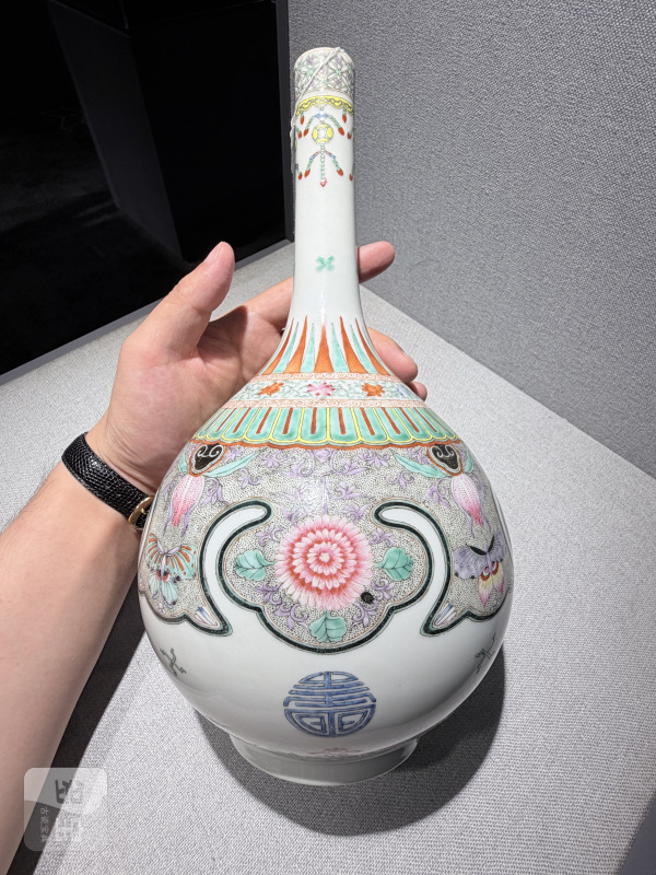 民国 粉彩如意披肩花蝶纹长颈瓶 - 图2
